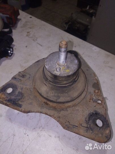 Подушка двигателя правая Renault Espace 3 JE