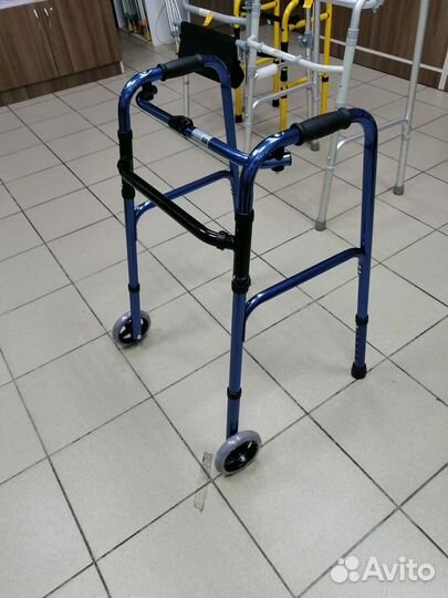 Детские инвалидные ходунки с передними колесами