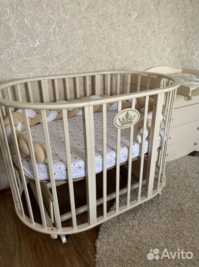 Детская кроватка с маятником круглая