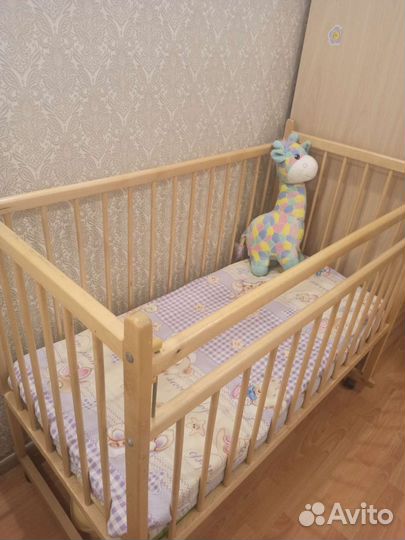 Детская кроватка с маятником