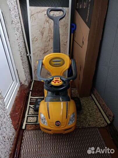 Детская машинка каталка с ручкой