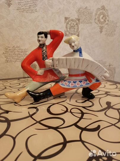 Фарфоровая статуэтка 