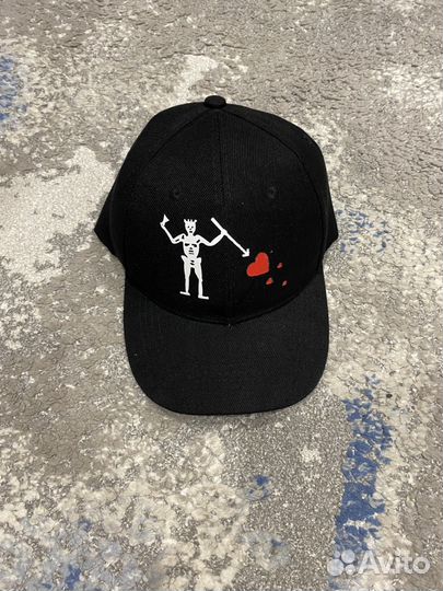 Кепка с принтом скелета черная