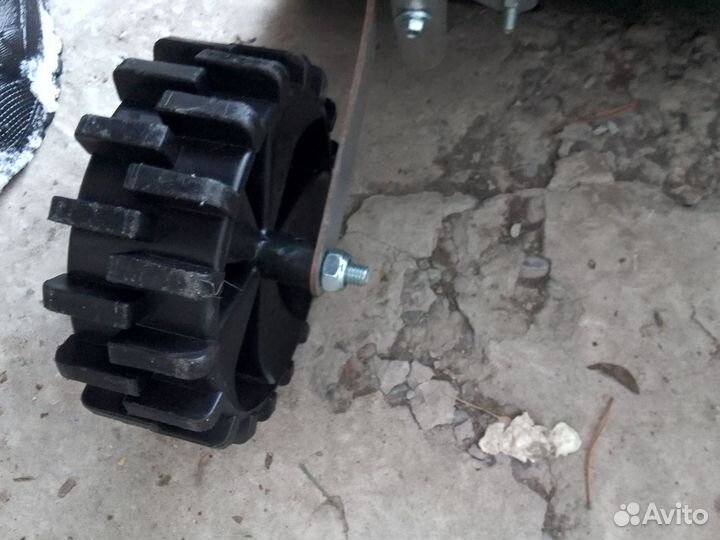 Скребок для уборки снега на колесах