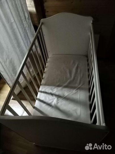 Детская кроватка с маятником белая