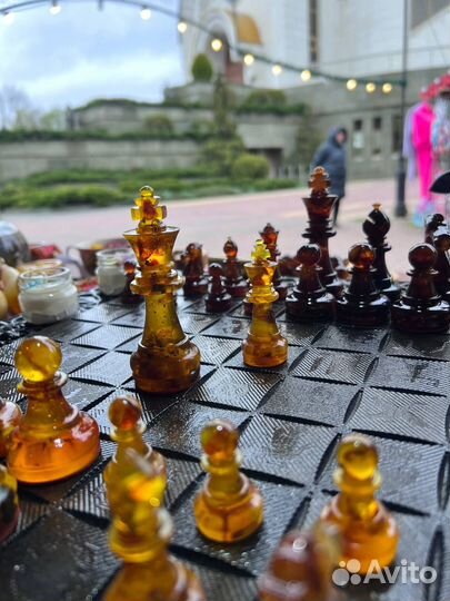 Большие шахматные фигуры с янтарём