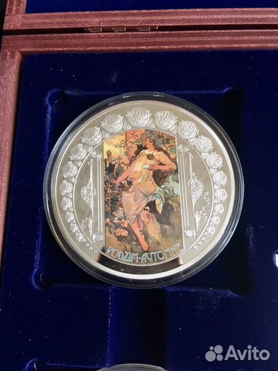 Медали Времена года