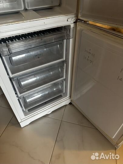 Холодильник бу Ariston