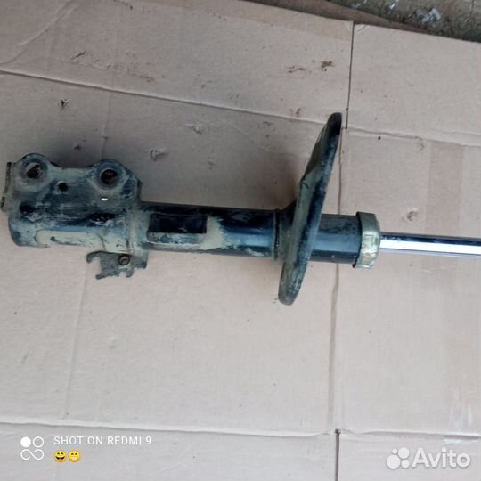 Амортизатор передний правый Toyota RAV4 (30)