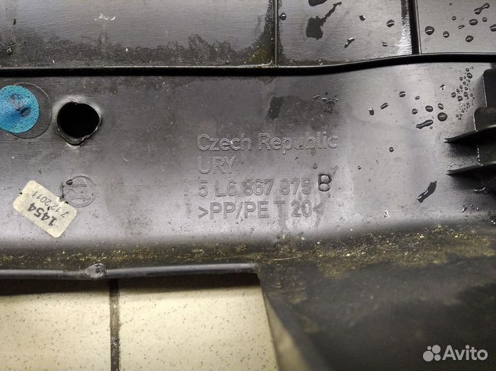 Обшивка двери багажника Yeti 2009