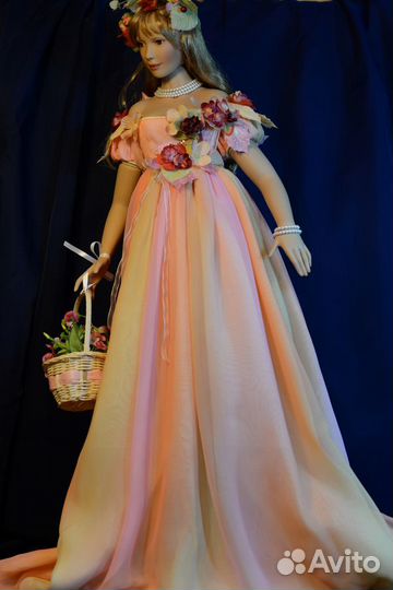 Коллекционная фарфоровая кукла «Флора»