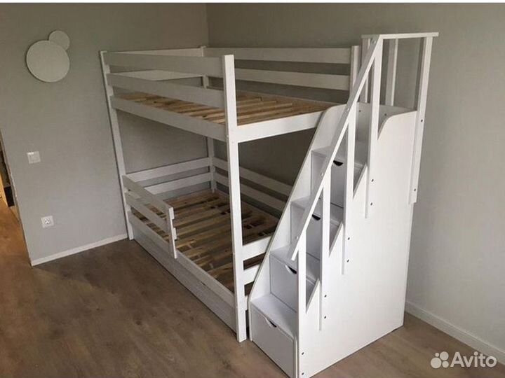 Двухъярусная детская кровать с лестницей комодом