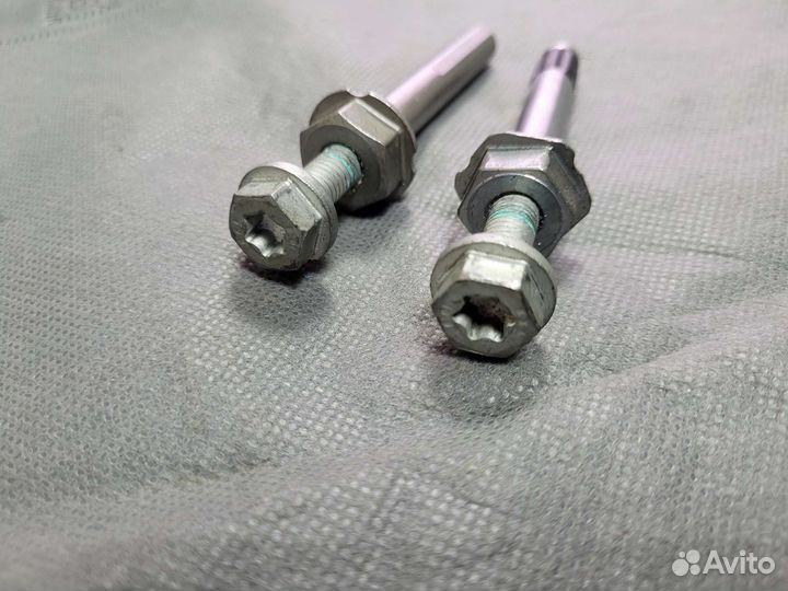 Направляющие скобы переднего суппорта. Kodiak Ориг