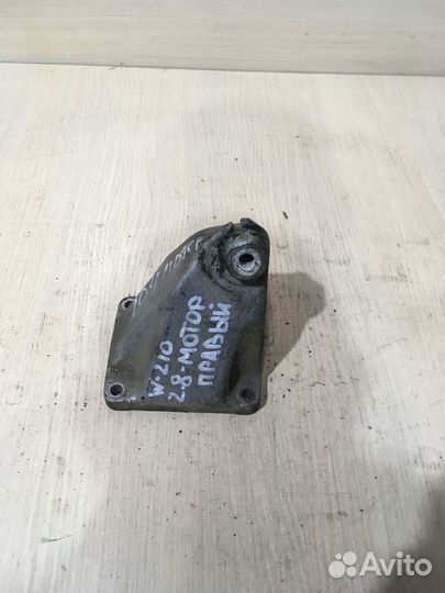 Кронштейн двигателя правый Мерседес W210 М104