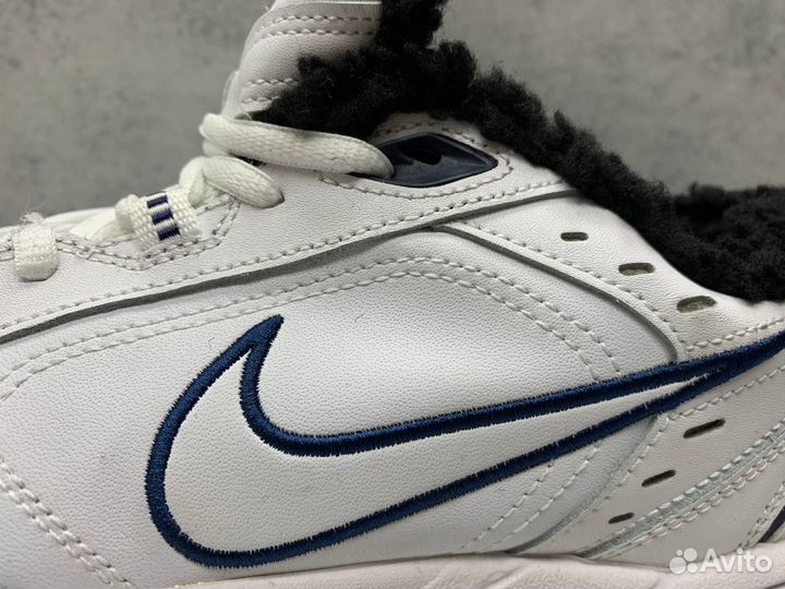 Зимний стиль: кроссовки Nike Air Monarch премиум