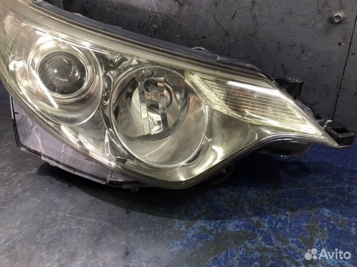 Фара ксенон правая Toyota Estima R50
