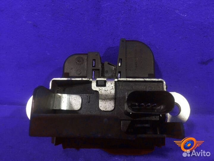 Замок двери багажника задний Skoda Yeti хетчбэк