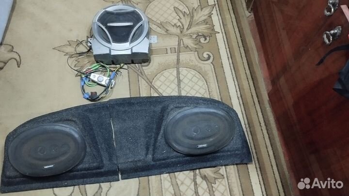 Калонки с полкой на классику