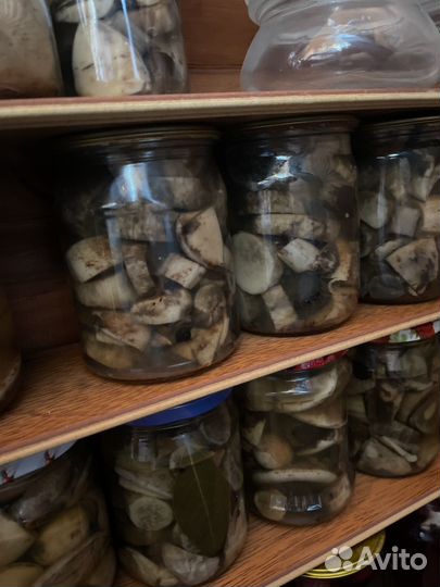 Домашние салаты, грибы, варенья, сок яблочный