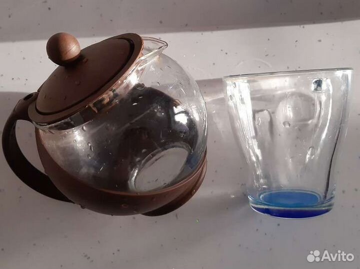 Чайник и чашка