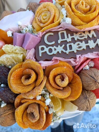 Букет в корзине из сухофруктов и орешков