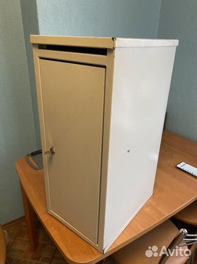 Металлический ящик с ключом сейф