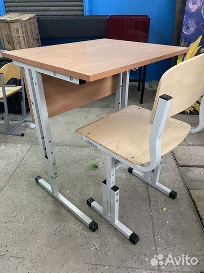 Школьная парта и стул