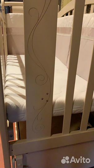 Детская кроватка с маятником