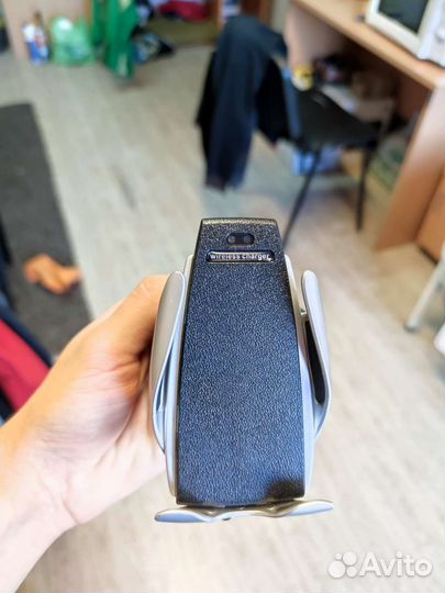 Держатель для телефона с беспроводной зарядкой