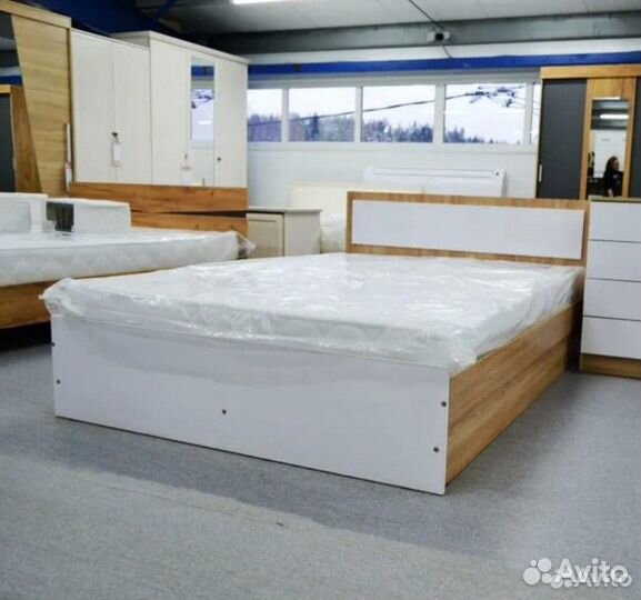 Кровать с матрасом 