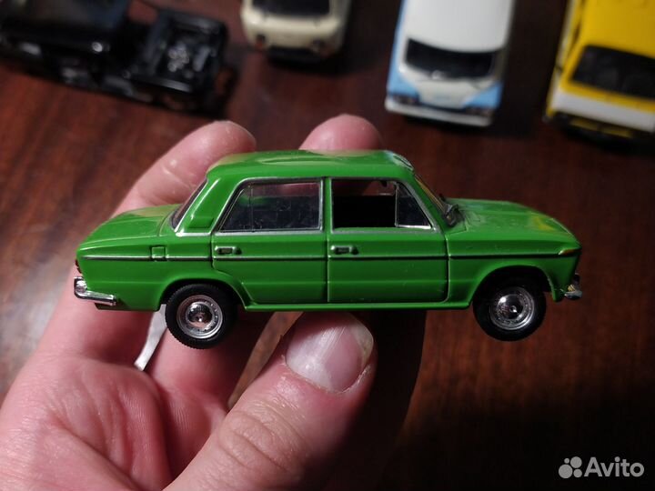 Модель автомобиля Ваз 2103 1:43 Deagostini
