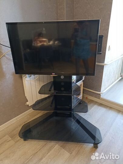 Стойка под телевизор с кронштейном