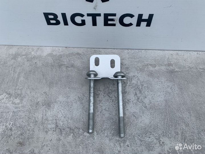 Кронштейн на передней панели A2046201714