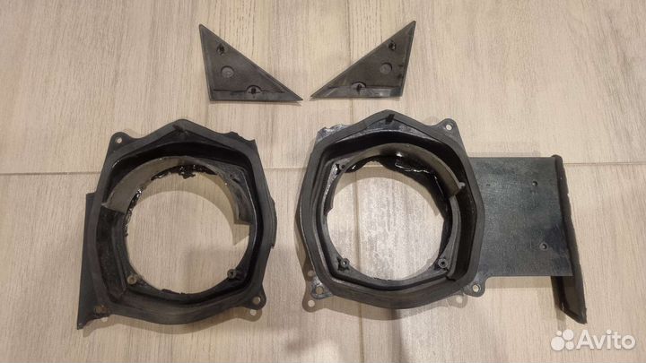 Подиумы для динамиков и уголки дверей skyline 33