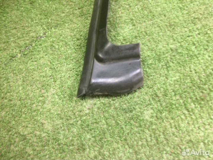 Уплотнитель стекла двери левый Kia Ceed JD G4FA