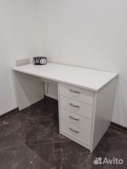 Шкаф белый, Стол белый