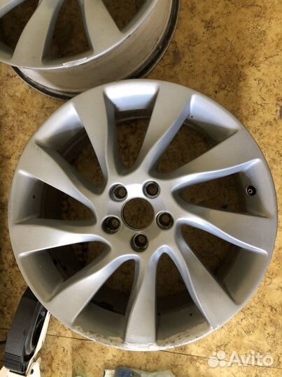 Подам комплект оригинальных дисков Volvo r18