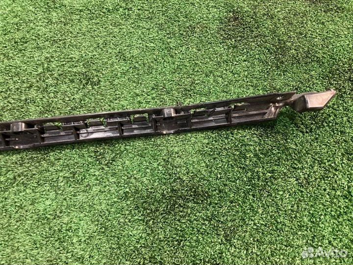 Крепление бампера заднее правое Mercedes-Benz