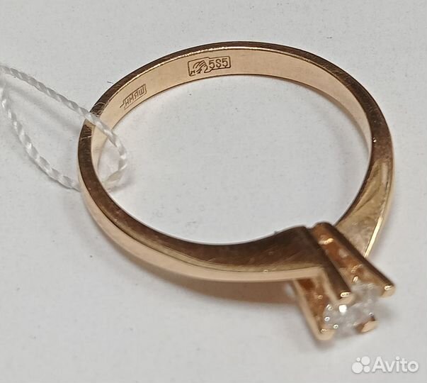 Кольцо с природным камнем Золото