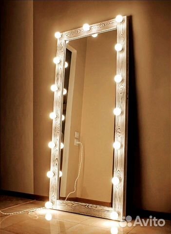 Гримерное зеркало с лампочками