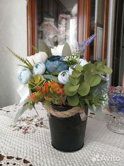 Кашпо ведёрко и цветы (композиция)