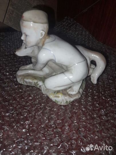 Статуэтка мальчик с собакой