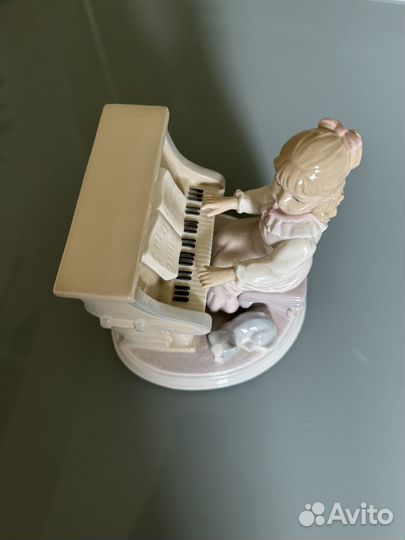 Статуэтка фарфор