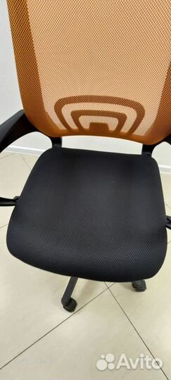 Стул офисный на колесах