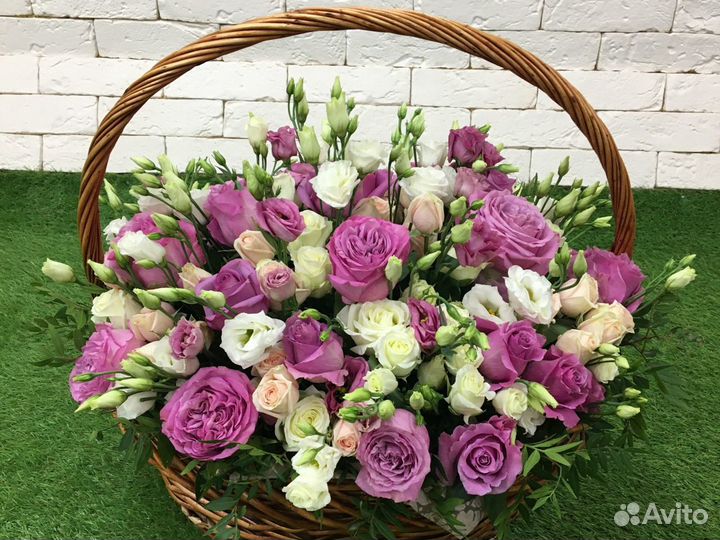 Цветочная корзина из роз и лизиантусов