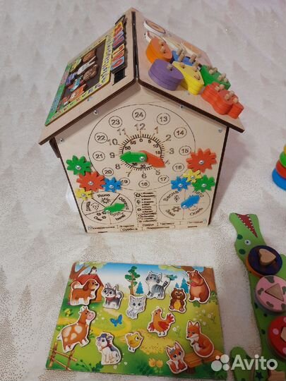 Бизиборд домик и развивающие игрушки