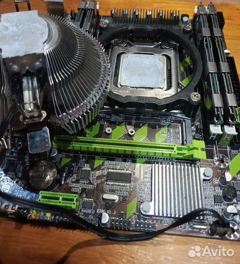 Материнская плата с процессором, памятью и кулером