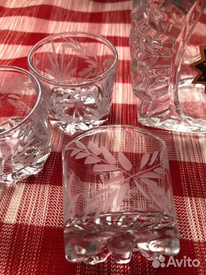 Хрустальный графин с рюмками