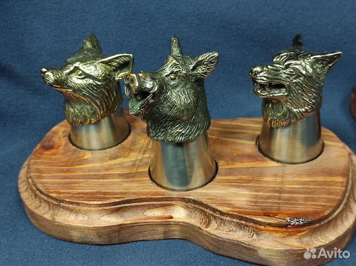 Рюмки с бронзовыми головами животных