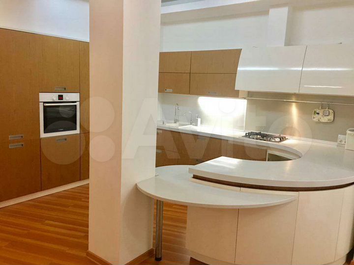 2-к. квартира, 72 м², 8/8 эт.